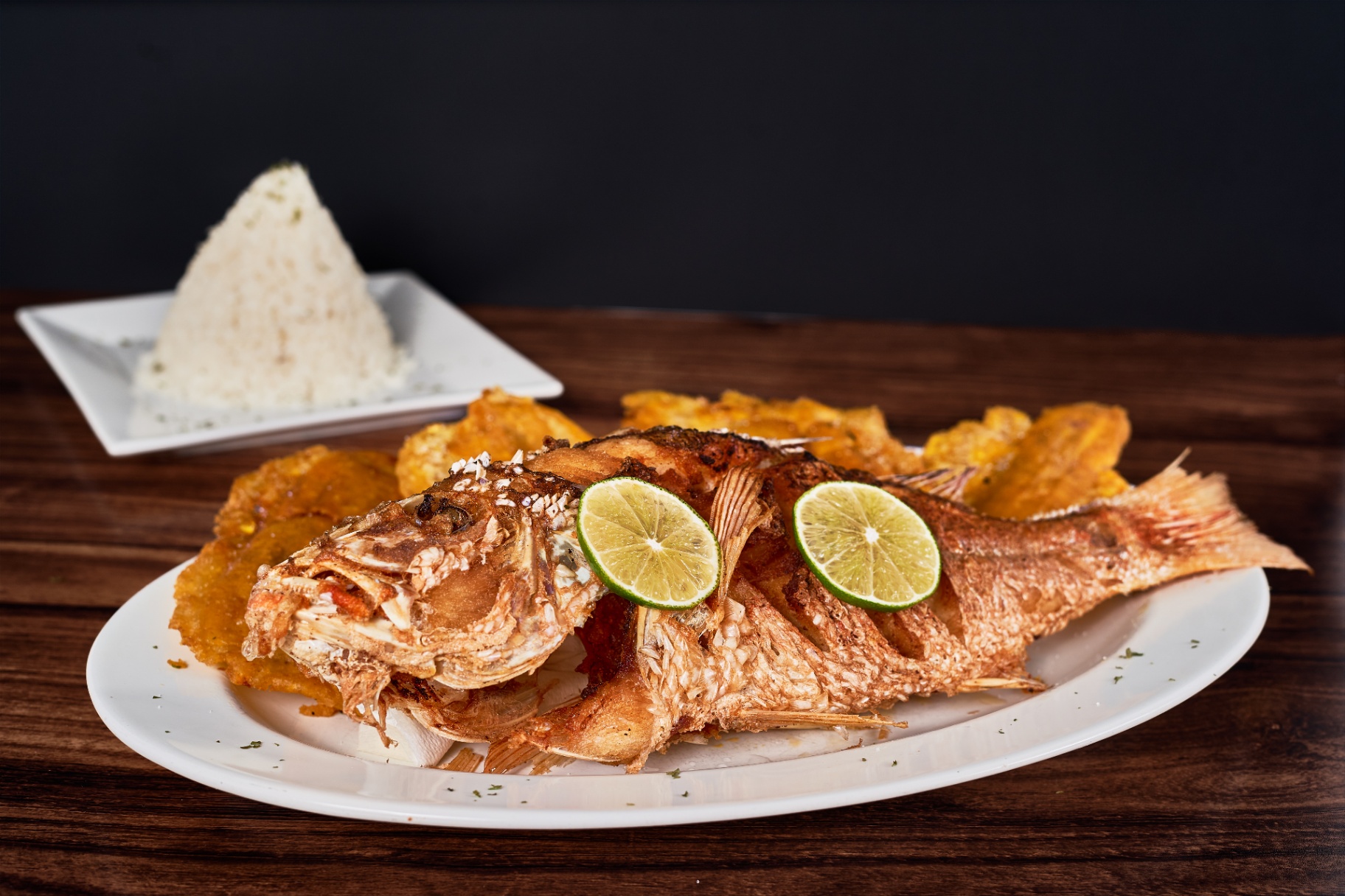 Pescado frito con patacones